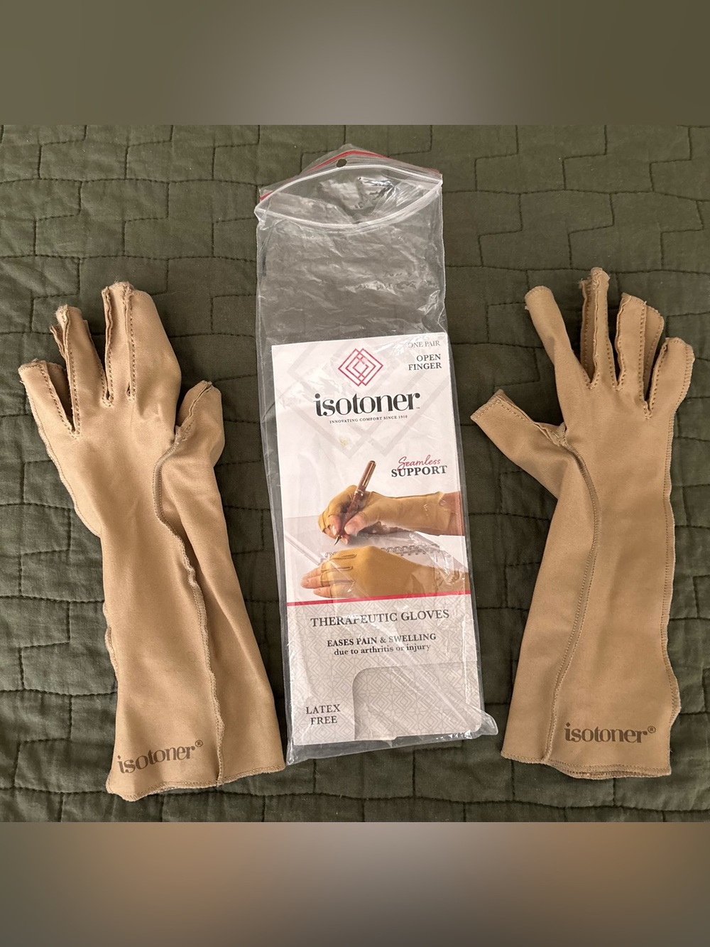 isotoner Unisex Compression Pain Relief Gloves